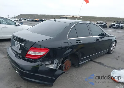 2010 Mercedes-Benz C 300 Luxury/Sport z USA, uszkodzony, nr VIN WDDGF5EB2AR086368